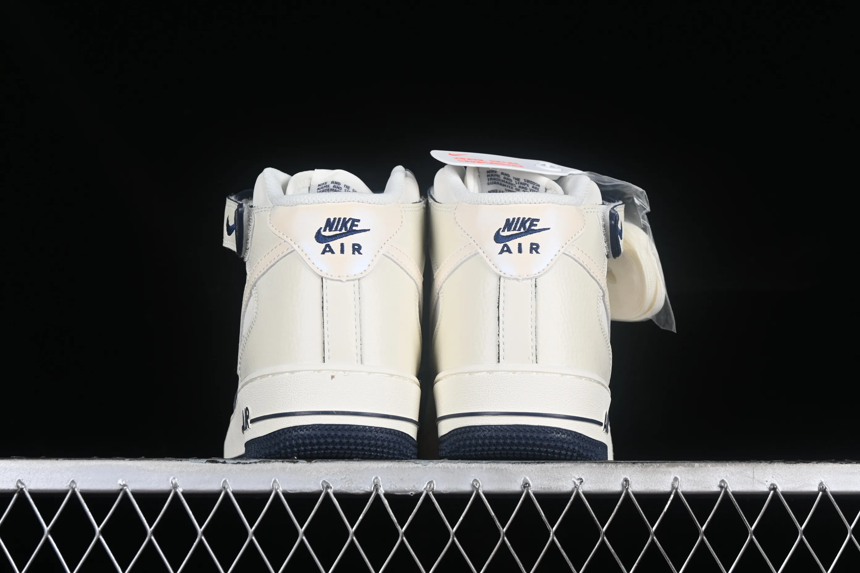 All categories Nk Air Force 1 Air Force series Nk Air Force 1 Mid Air Force mid-top Nk Air Force 1'07 Mid dark blue pearlescent small hook Air Force One mid-top casual sneakers SG2356-801